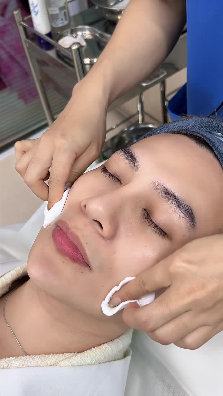 Sau nâng mũi, cần đợi bao lâu để được đi spa?