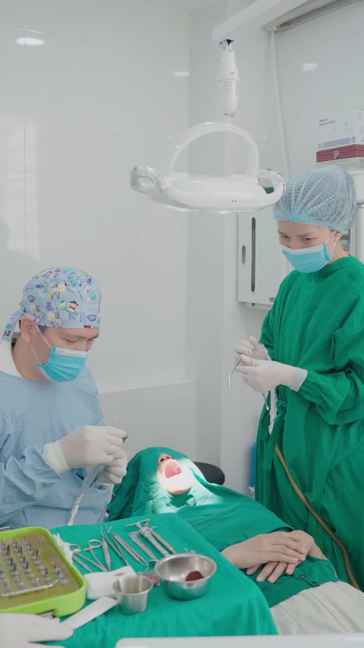 MẤT RĂNG NHIỀU VỊ TRÍ. ĂN NHAI KHÓ, GIAO TIẾP CŨNG BẤT TIỆN CẢI THIỆN VỚI TRỒNG RĂNG IMPLANT