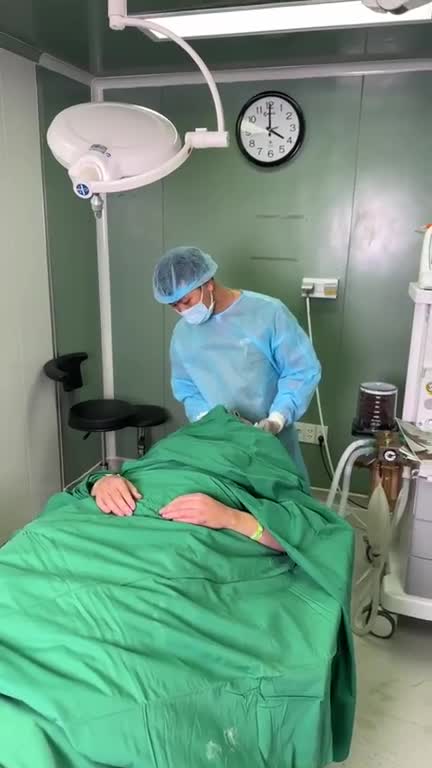 Bác sĩ JW CẤY MỠ BÀN TAY + CĂNG DA MẶT SMAS PRO giúp bà lão U70 người Mỹ trẻ như U40 chỉ sau 60 phút