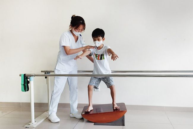 Tập vật lý trị liệu cho trẻ chậm phát triển với 8 bài tập đơn giản | Trung tâm Tâm lý Giáo dục Chuyên biệt NHC Việt Nam