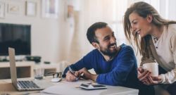 Cân nhắc khả năng tài chính để có con và nuôi dạy con