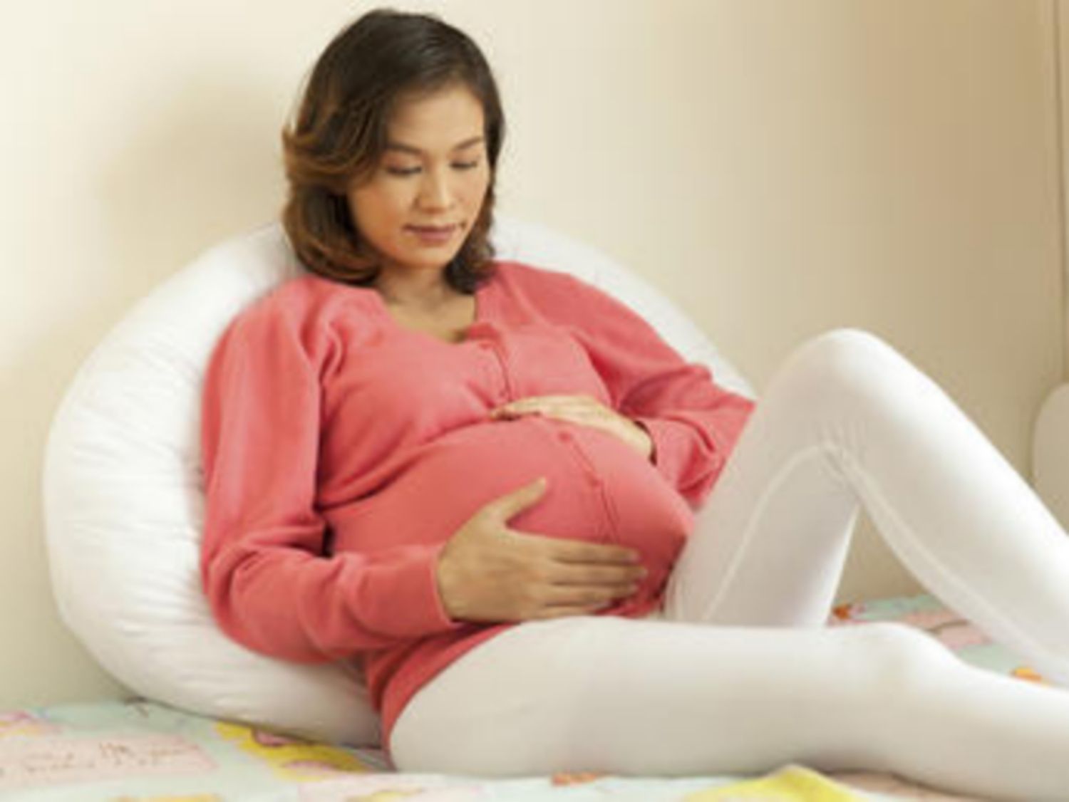 Bà bầu phải nằm nghỉ trên giường: Các cách đối phó!