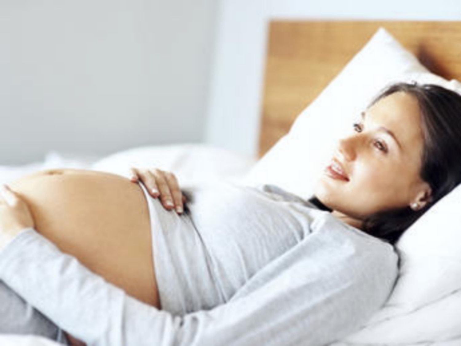 Nằm nghỉ trên giường khi mang thai: Có hữu ích hay không?