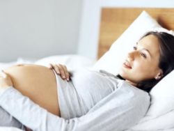 Nằm nghỉ trên giường khi mang thai: Có hữu ích hay không?