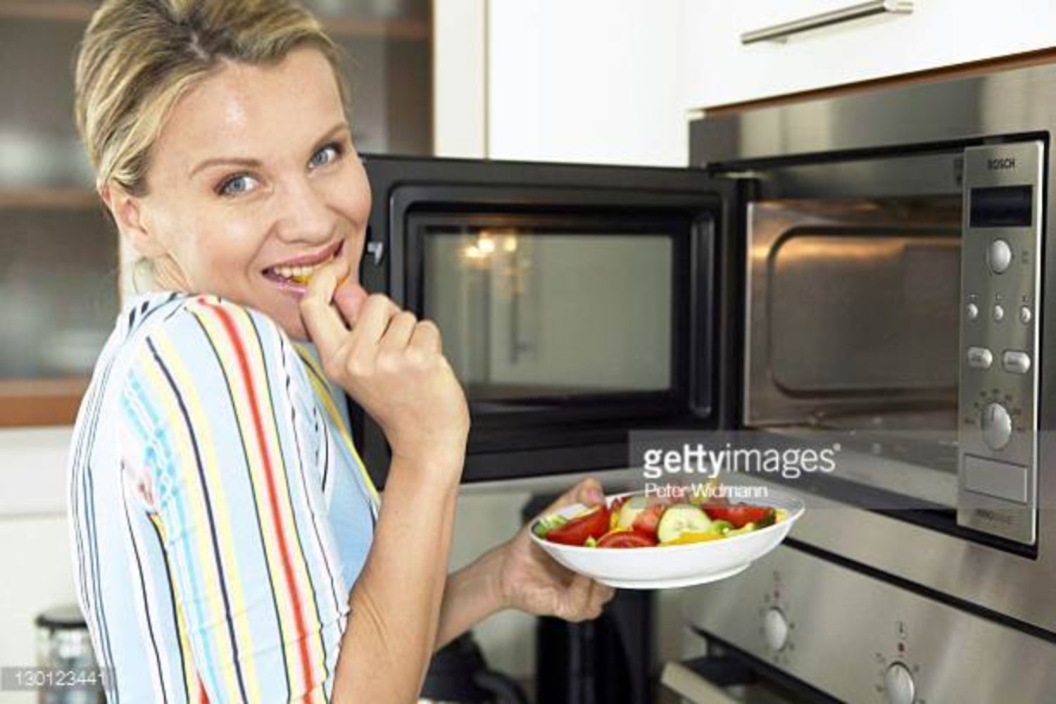 Phải lưu ý gì khi dùng lò vi sóng trong thai kỳ?