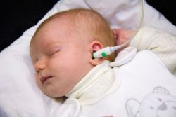 Kiểm tra thính lực cho trẻ sơ sinh