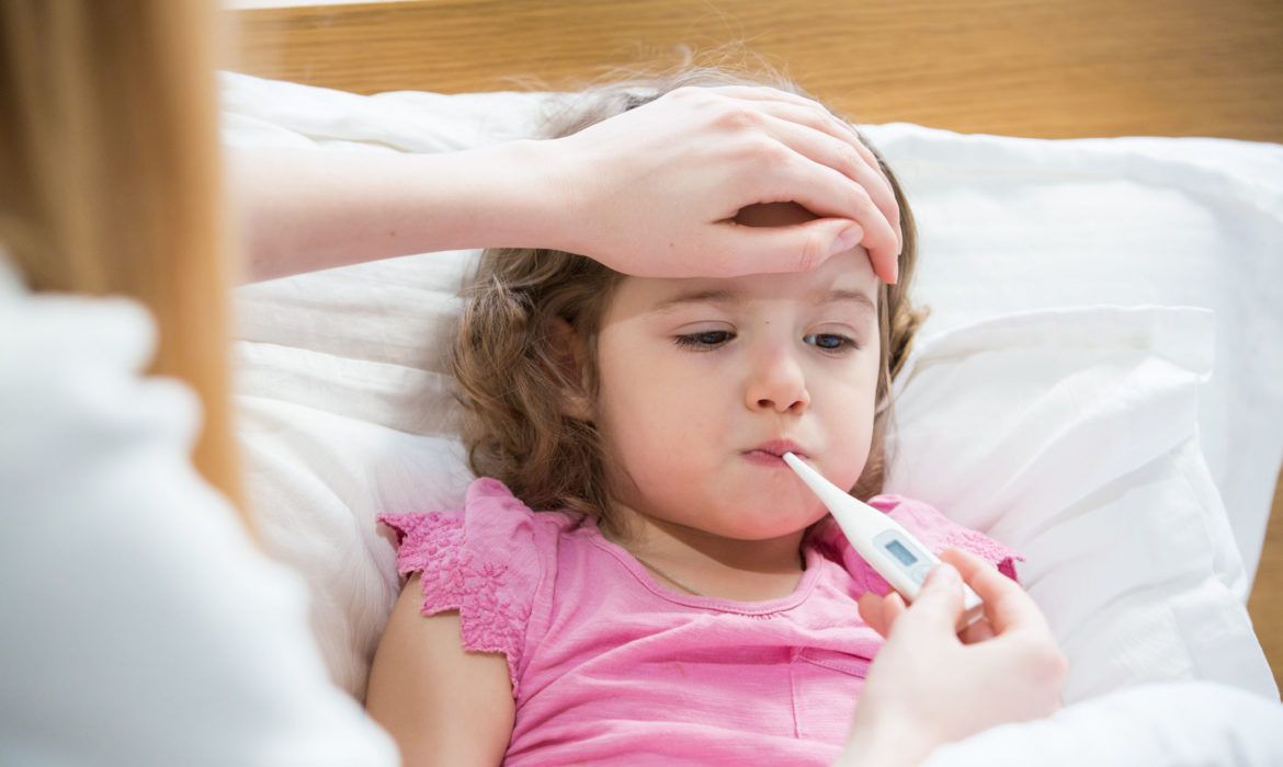 Hướng dẫn sử dụng thuốc OTC điều trị sốt, ho và cảm lạnh cho bé