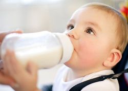 Cho bé bú sữa công thức và bệnh cúm