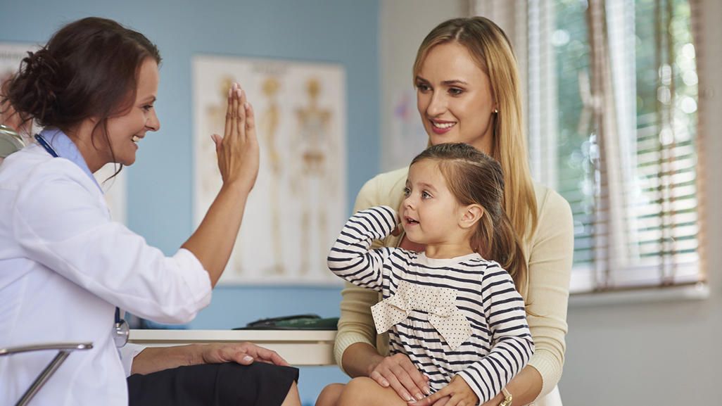 Thăm khám bác sĩ: giai đoạn bé 8 tuổi