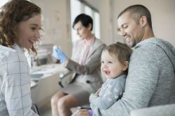 Làm gì để việc tiêm phòng hay thăm khám bác sĩ trở nên dễ dàng hơn với bé?