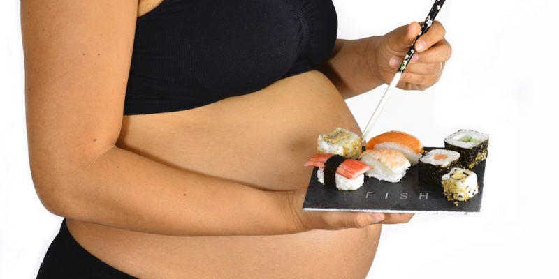 Khi mang thai có nên ăn cá tươi, cá hun khói hoặc cá sống không?