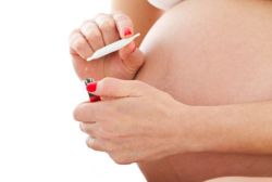 Điều gì sẽ xảy ra nếu tôi đang phê cần sa trong khi chuyển dạ?