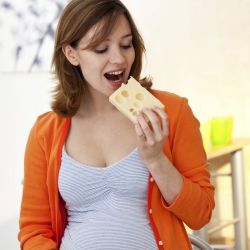 Có được ăn phô-mai mềm trong thai kỳ không?