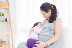 Những điều lưu ý khi cho con bú mẹ lúc mang thai