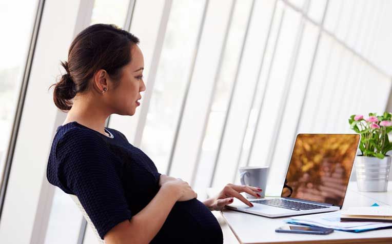 Cả ngày ngồi giữa nhiều máy tính khi mang thai có an toàn không?