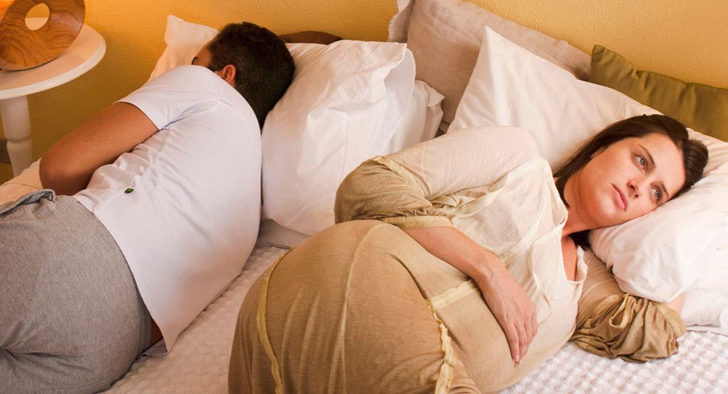 Vấn đề giấc ngủ thai kỳ: Ngủ không ngon khi nằm chung giường với ai đó!