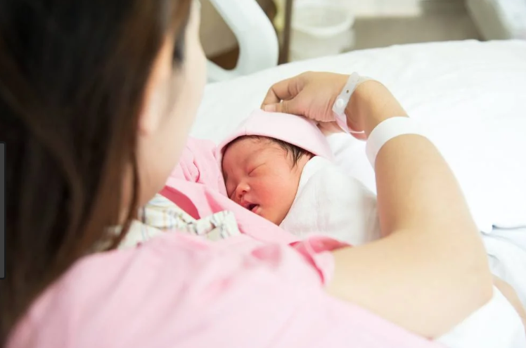 Dấu hiệu bé bú không đủ sữa mẹ