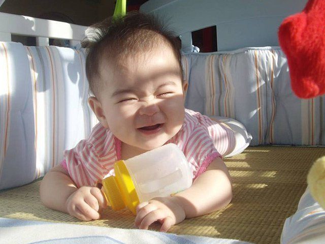 Khóc đêm nhiều kèm những dấu hiệu này, có phải trẻ thiếu vitamin D?