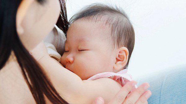 Lý do trẻ sơ sinh ngủ hay rướn người, giật mình, không sâu giấc