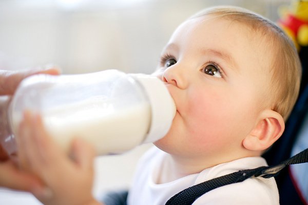 Các tư thế ăn uống khiến trẻ dễ sặc sữa
