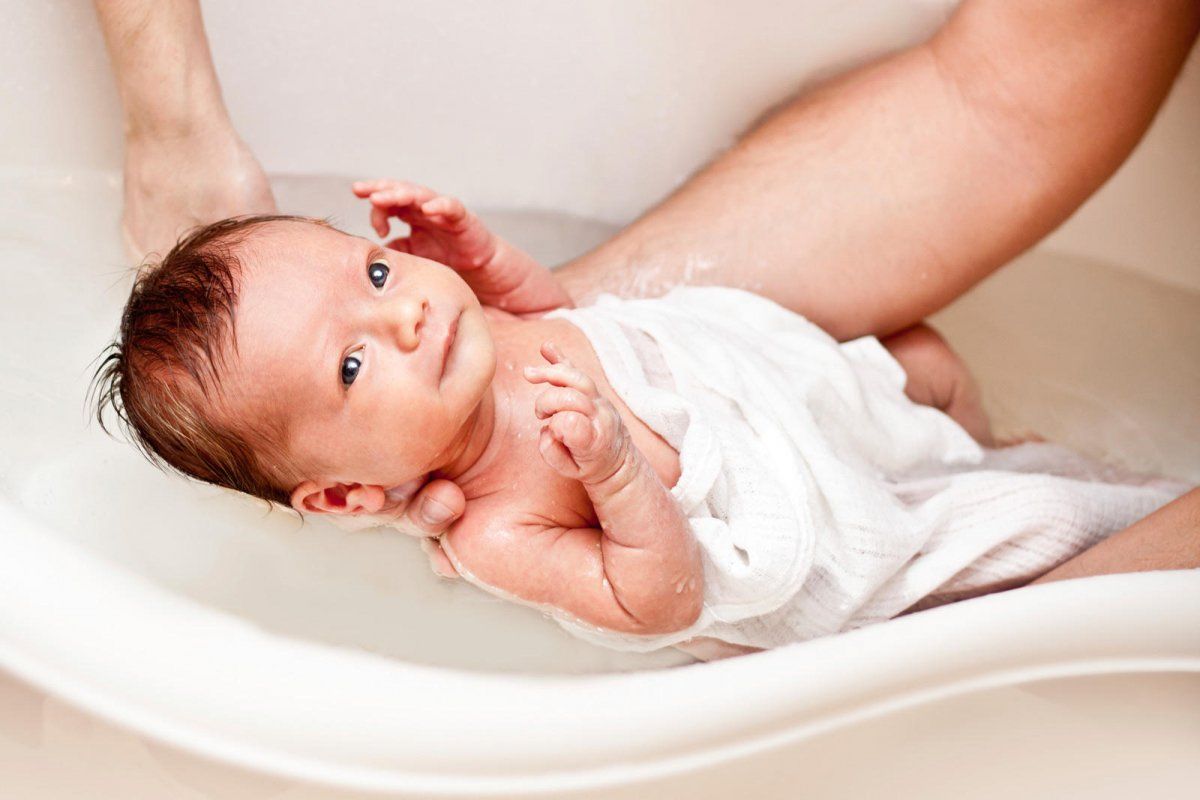 Lưu ý khi tắm cho bé sơ sinh chưa rụng rốn