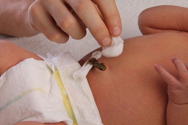 Lưu ý khi tắm cho bé sơ sinh chưa rụng rốn