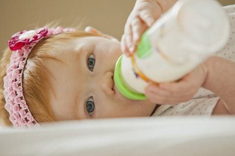 Vì sao trẻ được ít nhất 12 tháng tuổi mới nên cho dùng sữa bò?