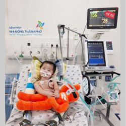NỤ CƯỜI EM BÉ ICU PHẢI "CÁCH LY" HƠN 1 NĂM VẪN LẠC QUAN YÊU ĐỜI