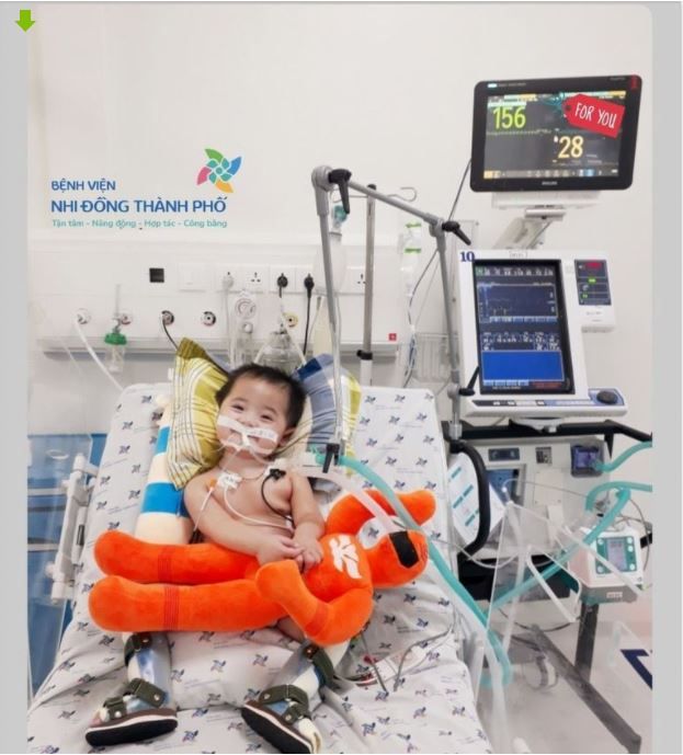 NỤ CƯỜI EM BÉ ICU PHẢI "CÁCH LY" HƠN 1 NĂM VẪN LẠC QUAN YÊU ĐỜI