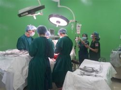Phẫu thuật cắt tử cung bị đa u xơ (khổng lồ) nặng gần 7 kg - Bệnh viện Từ Dũ