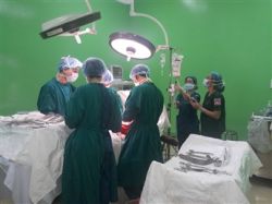 Phẫu thuật cắt tử cung bị đa u xơ (khổng lồ) nặng gần 7 kg - Bệnh viện Từ Dũ
