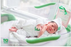 TRẺ SƠ SINH BỊ NỔI MẨN ĐỎ Ở CỔ, MẸ PHẢI LÀM GÌ?