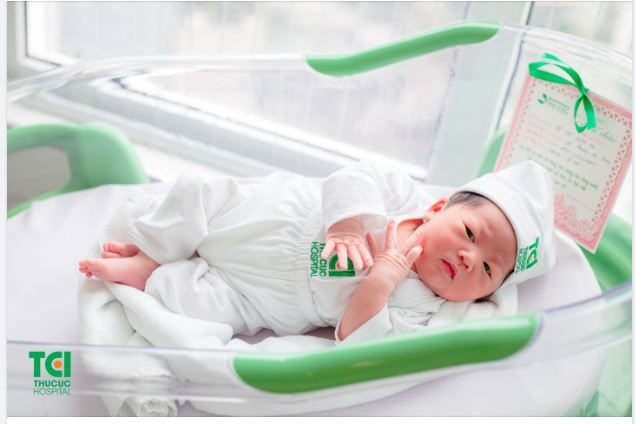 TRẺ SƠ SINH BỊ NỔI MẨN ĐỎ Ở CỔ, MẸ PHẢI LÀM GÌ?