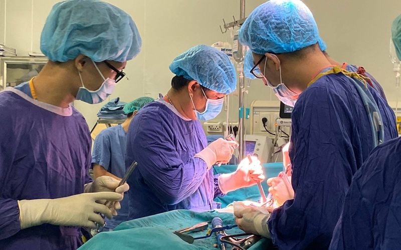 Trẻ có thể bị liệt nếu không can thiệp sớm gù vẹo cột sống - Bệnh viện Việt Đức
