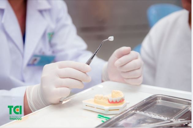 AI NÊN BỌC RĂNG SỨ? BỌC RĂNG SỨ ĐƯỢC THỰC HIỆN THẾ NÀO?