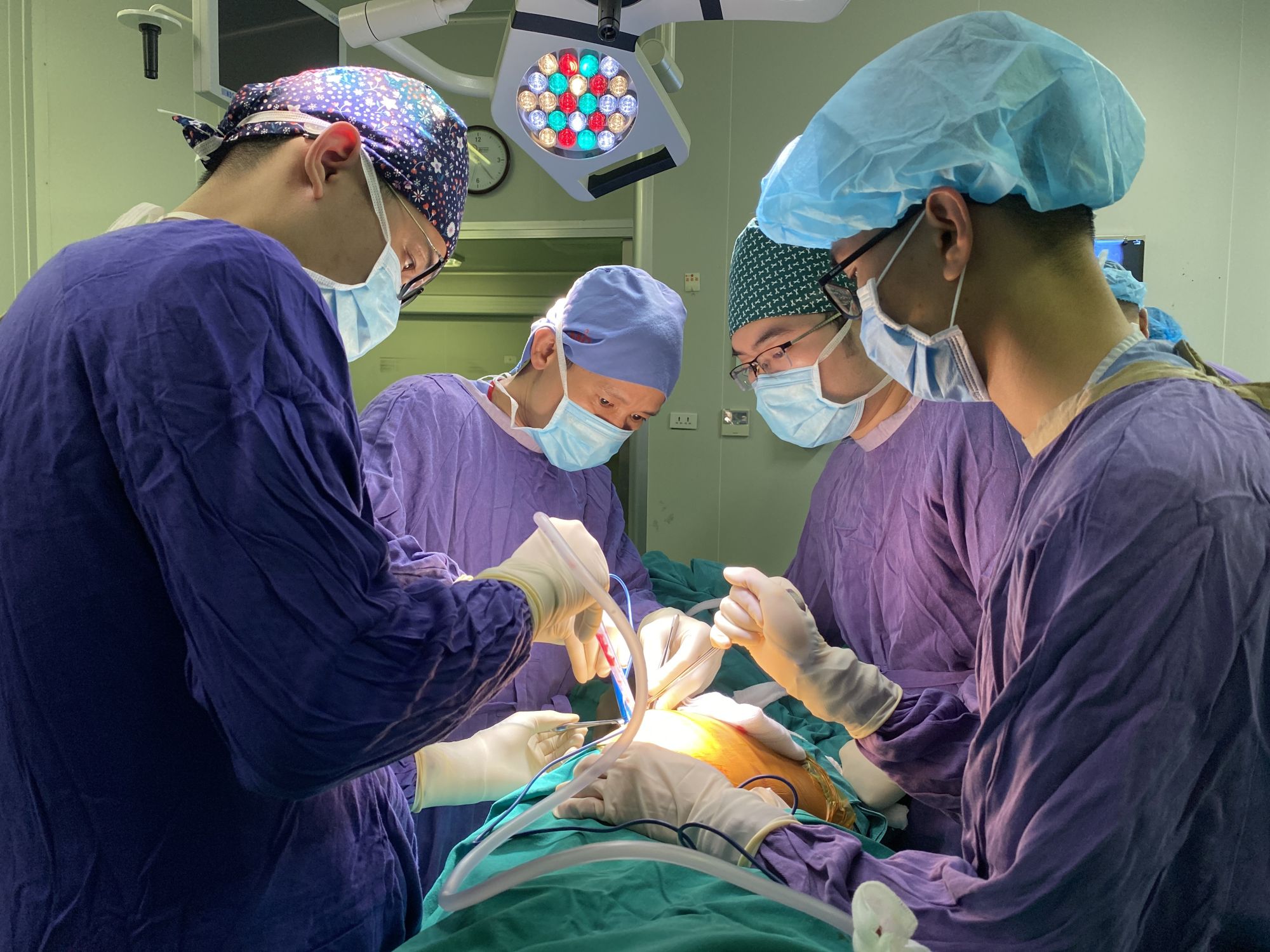 Có tiền sử uống rượu lâu năm, người bệnh gãy 2 bên khớp háng cùng lúc chỉ với một cú ngã nhẹ - Bệnh viện Việt Đức