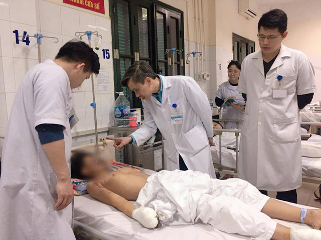 Pháo tự chế phát nổ, thiếu niên 15 tuổi bị dập nát bàn tay - Bệnh viện Việt Đức