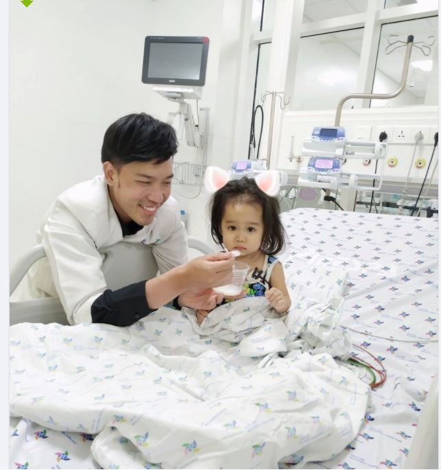 BÁC SĨ ƠI...ĐÚT CHÁO CHO CON