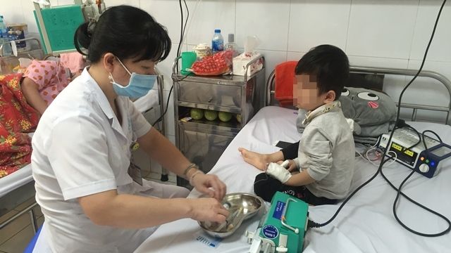 Cha mẹ “tẩy chay” vắc xin, con gánh hậu quả - Bệnh viện nhi Trung Ương