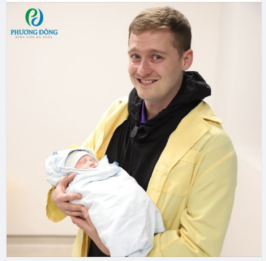 Bố ôm con siết chặt vào lòng Bé ngủ ngon trong vòng tay ấm áp