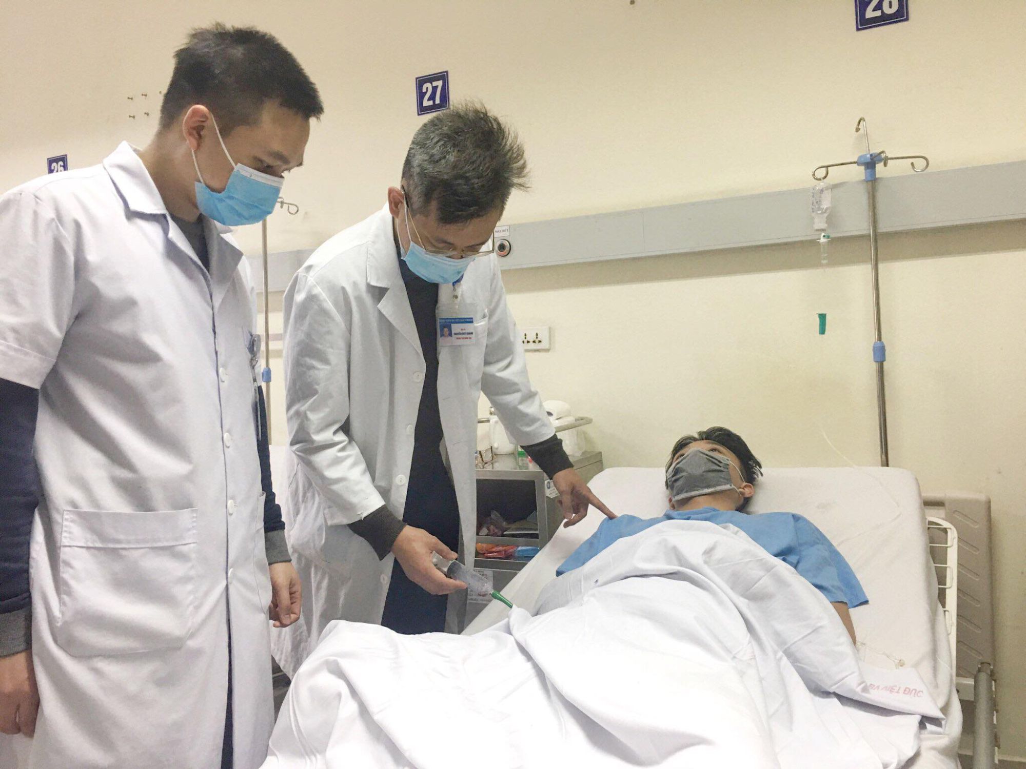 Thiếu niên 16 tuổi vỡ tinh hoàn do va chạm lúc chơi bóng chuyền - Bệnh viện Việt Đức