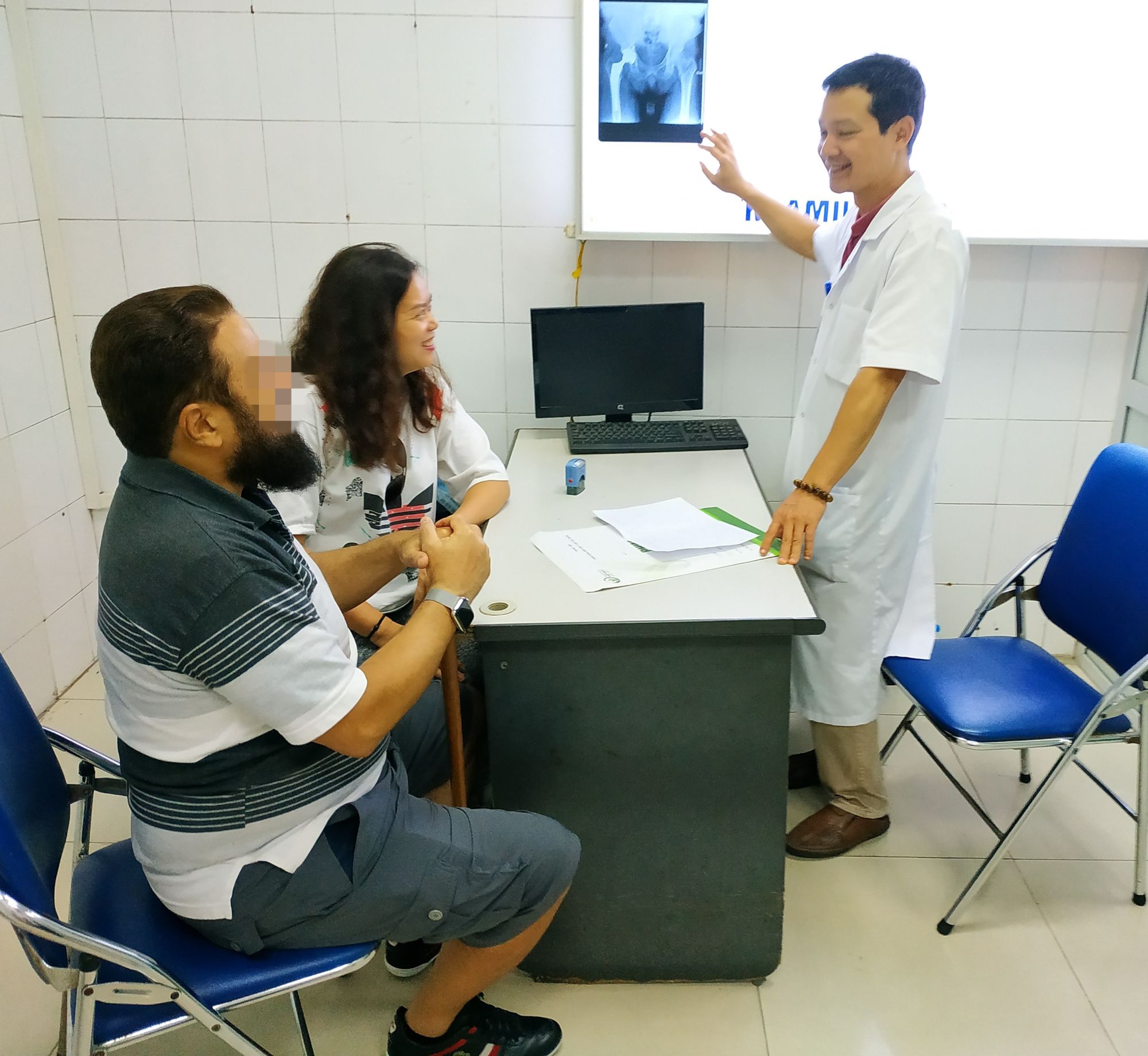 Phẫu thuật thành công cho bệnh nhân nước ngoài thoái hóa khớp háng có bệnh lý tim mạch phức tạp - Bệnh viện Việt Đức
