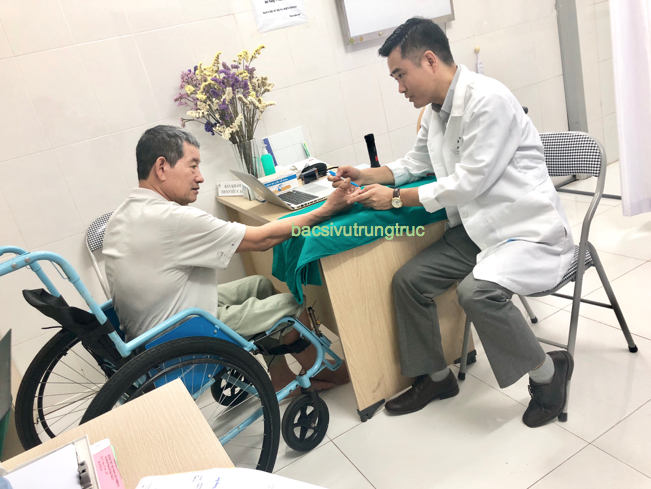 Vi phẫu thuật nối thành công ngón tay cái đứt rời cho người đàn ông lớn tuổi nhất từ trước đến nay - Bệnh viện Việt Đức