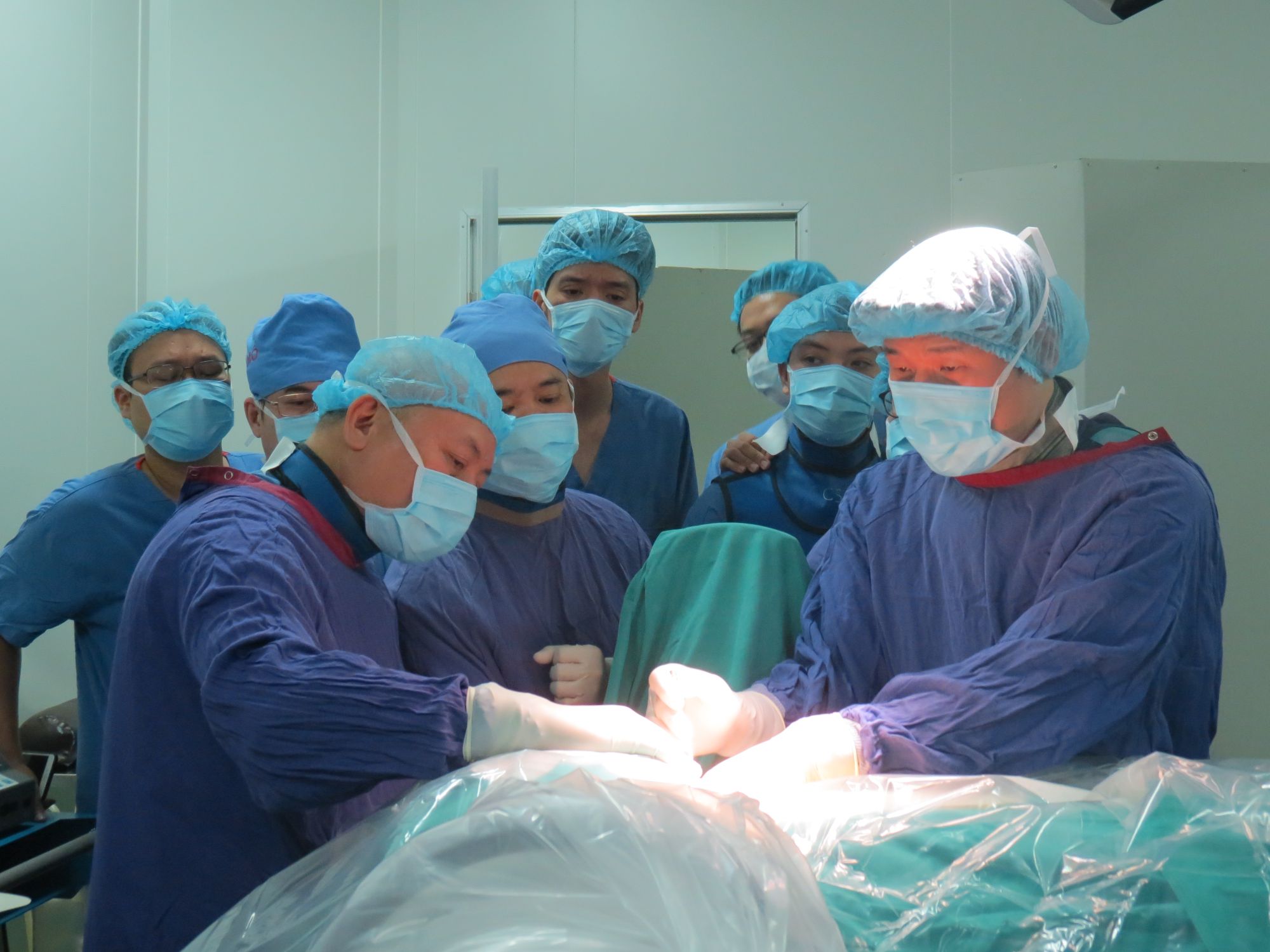 Lần đầu ứng dụng thành công lấy thoát vị đĩa đệm cột sống cổ bằng nội soi đường trước - Bệnh viện Việt Đức