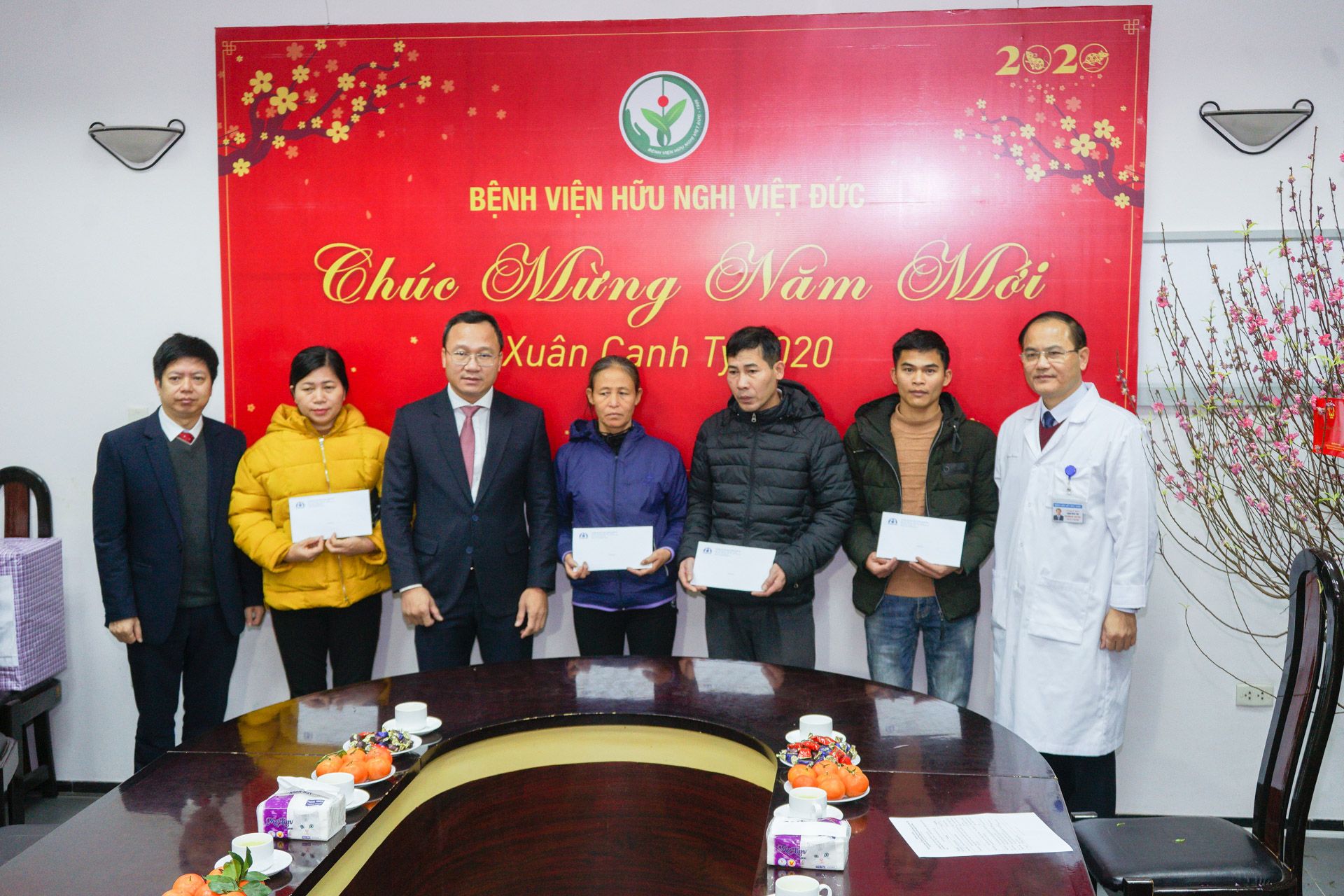 Ủy ban An toàn giao thông Quốc gia thăm hỏi và tặng quà người bệnh tai nạn giao thông có hoàn cảnh khó khăn tại Bệnh viện Hữu nghị Việt Đức