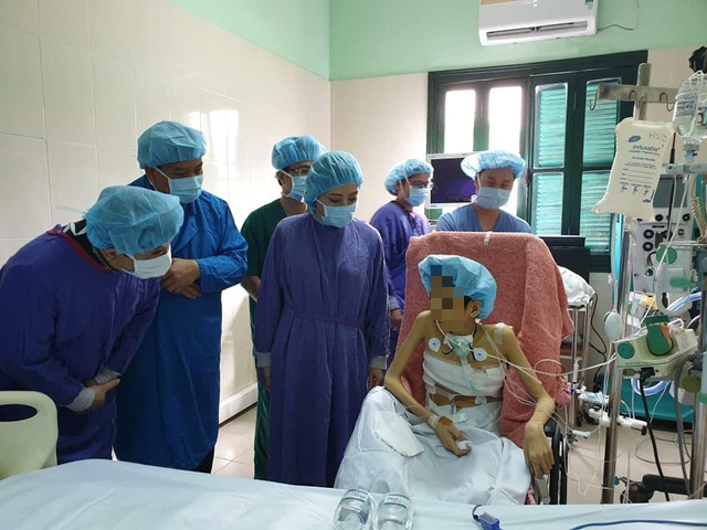 Gia đình người hiến phổi và nhận phổi gặp nhau, chứa chan nước mắt tình người - Bệnh viện Việt Đức