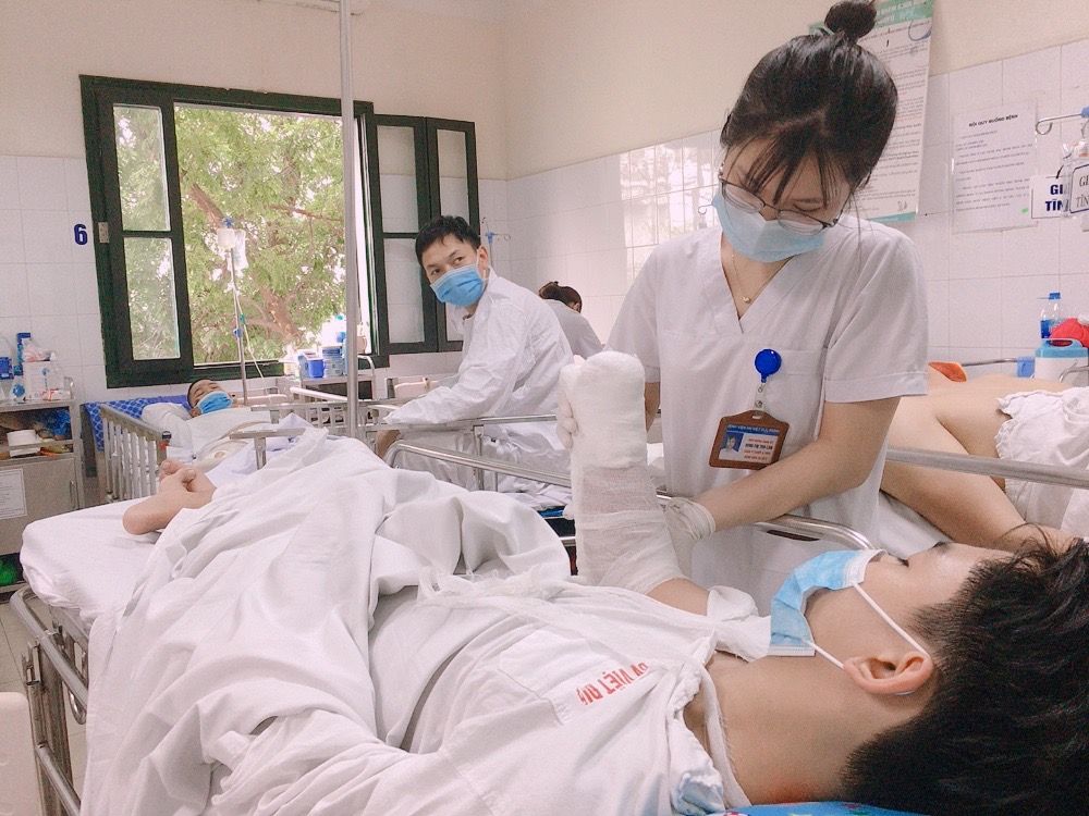 Pháo tự chế phát nổ, thiếu niên 17 tuổi phải cắt cụt tay - Bệnh viện Việt Đức