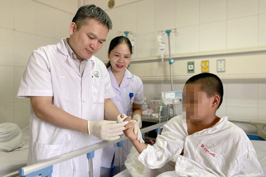 Hồi sinh ngón tay bị đứt rời cho bé trai 11 tuổi - Bệnh viện Việt Đức
