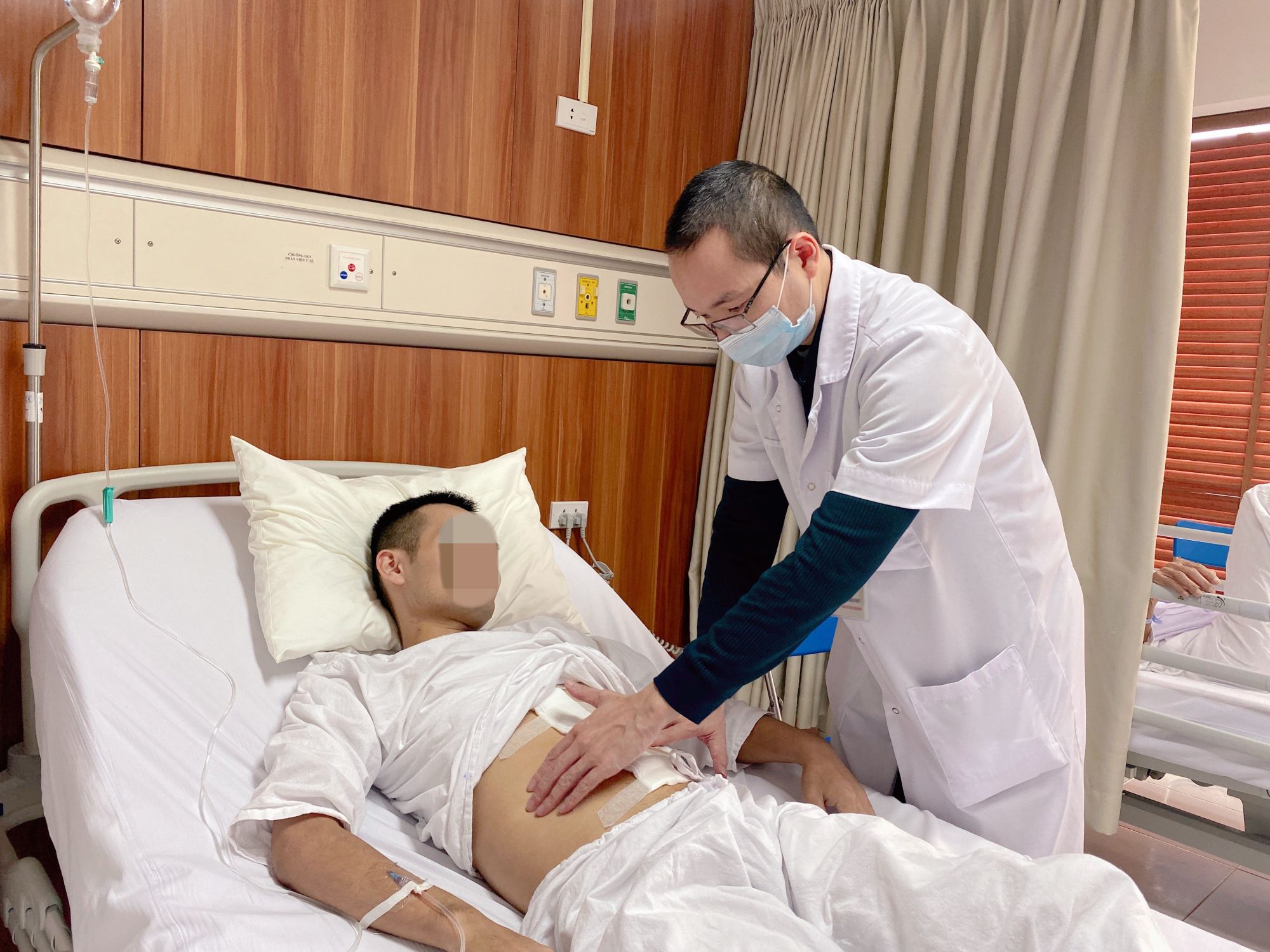 Thanh niên 22 tuổi mang khối u nguy hiểm nhưng lại nghĩ bụng to do uống nước ngọt - Bệnh viện Việt Đức