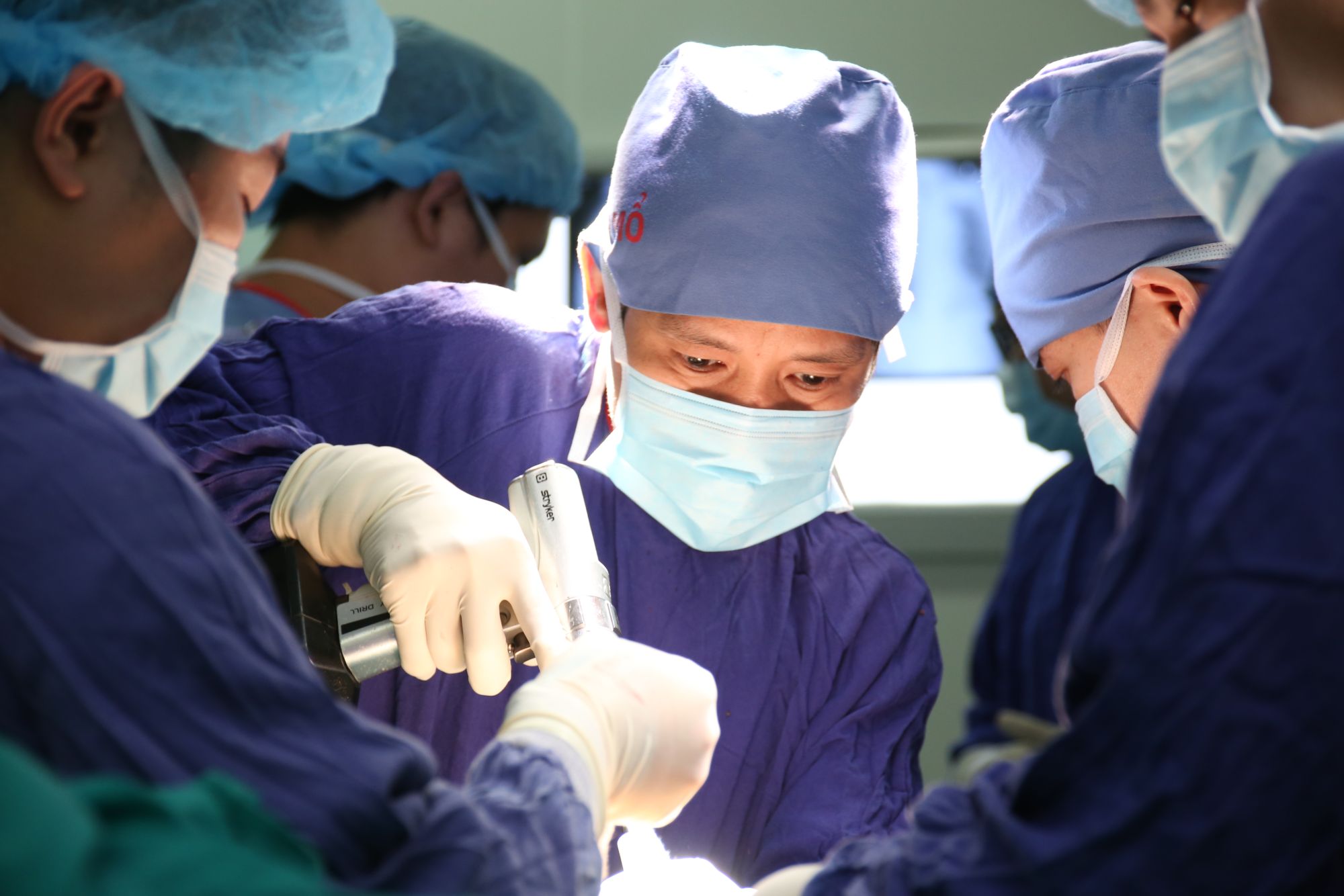 Vừa thay khớp gối, vừa ‘xử lý’ u xương đùi - Bệnh viện Việt Đức